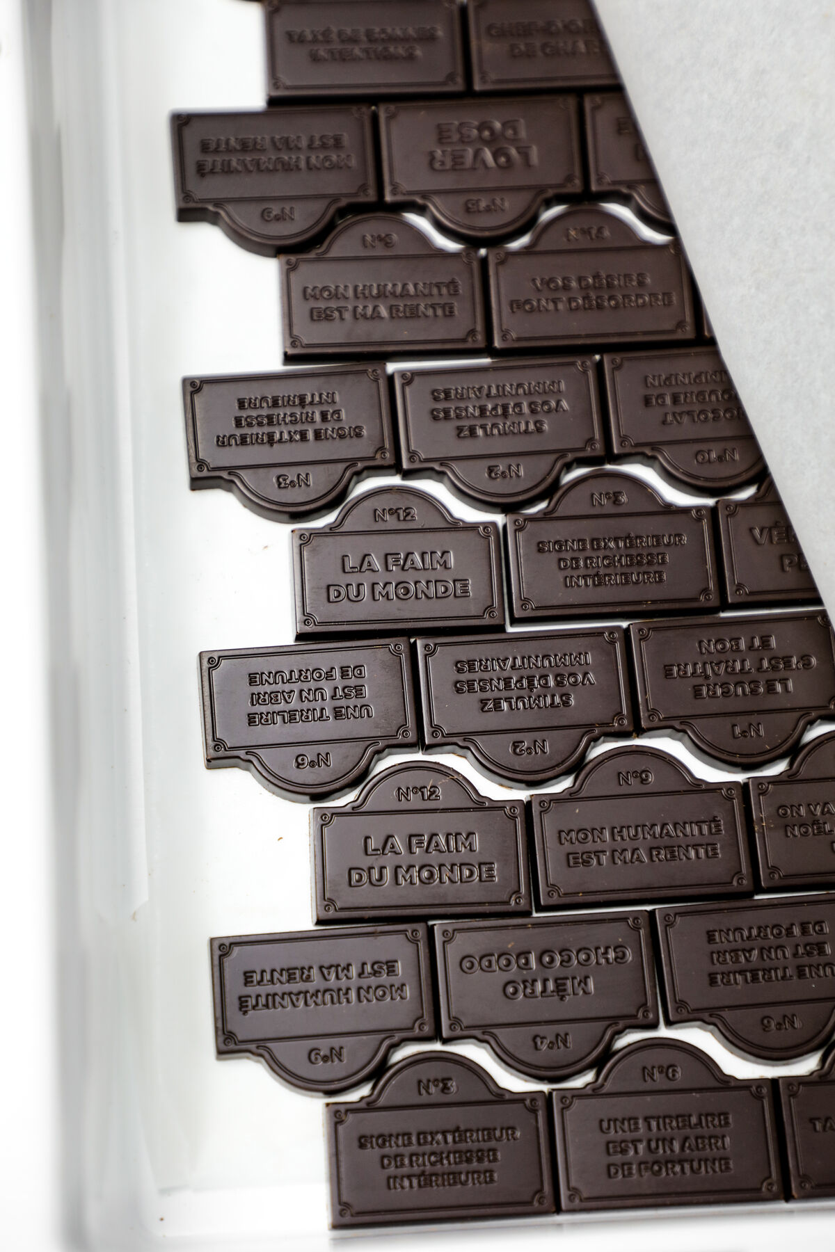 Plaques de chocolat gravées de messages à l'esprit parisien